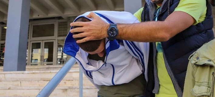 Αυτός είναι ο 24χρονος που σκότωσε την 77χρονη στην Περαία Θεσσαλονίκης – Οδηγήθηκε στον ανακριτή (εικόνες)